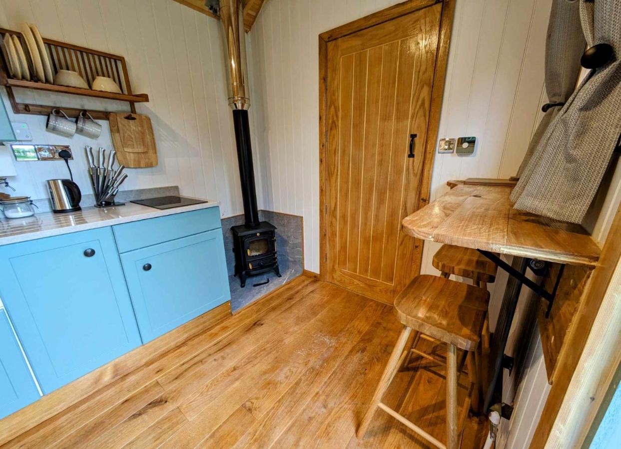 Romantic Nature Retreat, Luxury Glamping & Stargazing Views - Dragonfly Shepherd Hut Yarpole Exterior photo